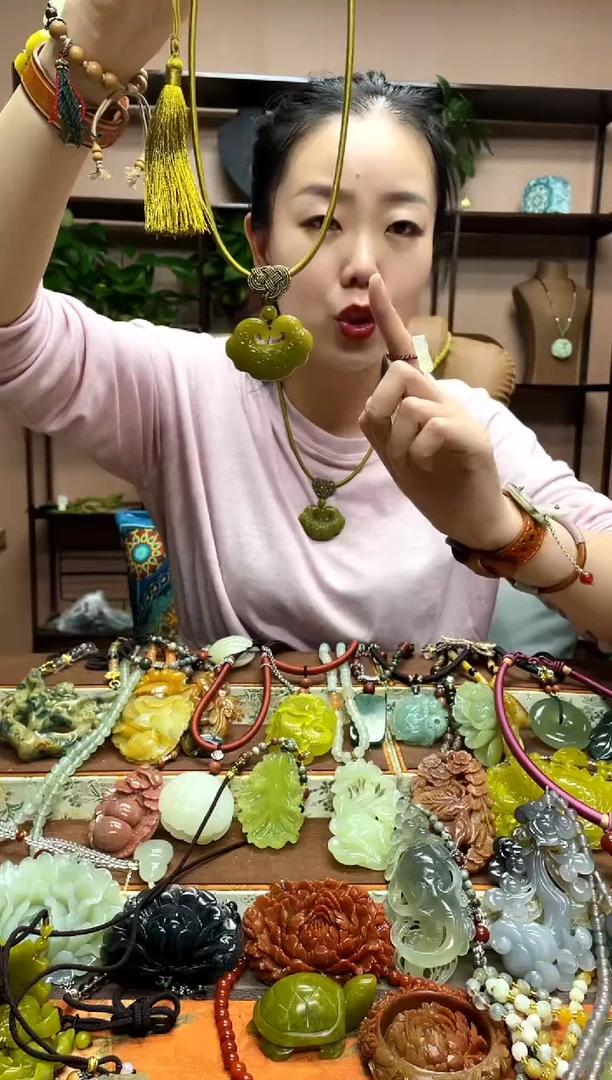 未镶嵌岫玉吊坠多样性发货发其中之一