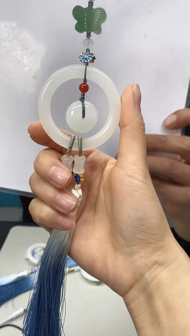 颈饰未镶嵌石英质玉（金丝玉）车挂