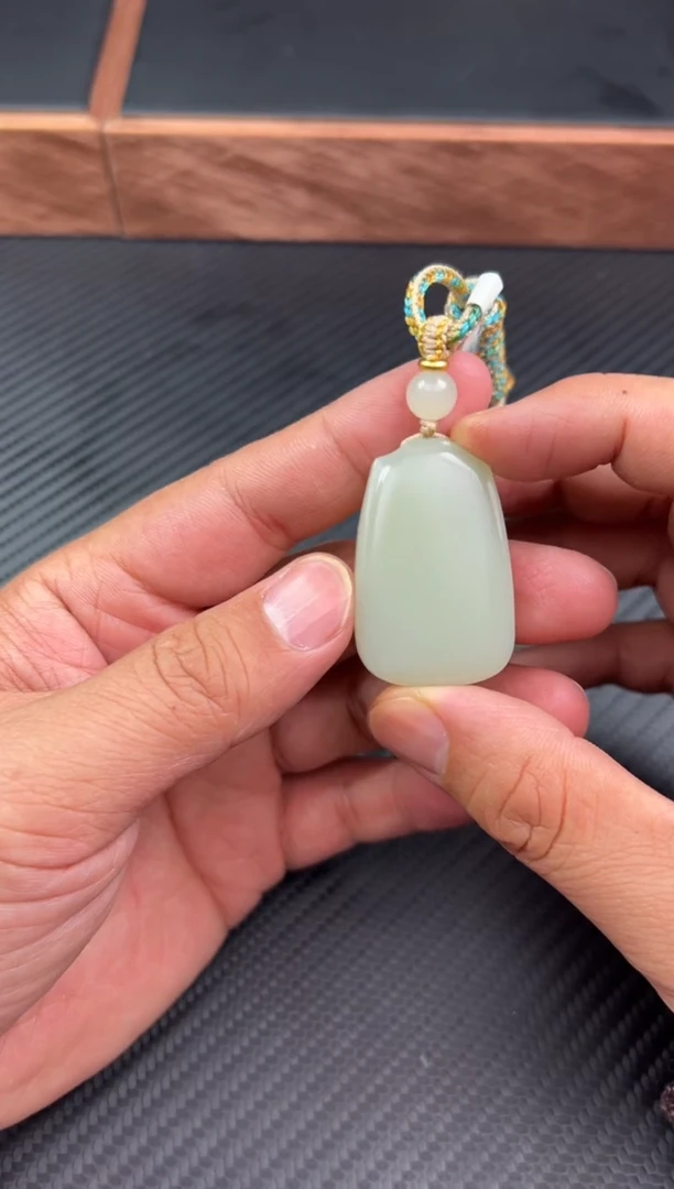 【闪购商品】和田玉吊坠(赠链)未镶嵌且末微色差迪克兰一细