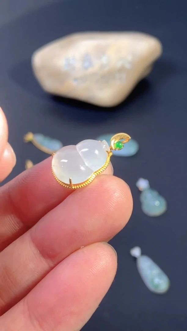 颈饰18K金镶嵌翡翠