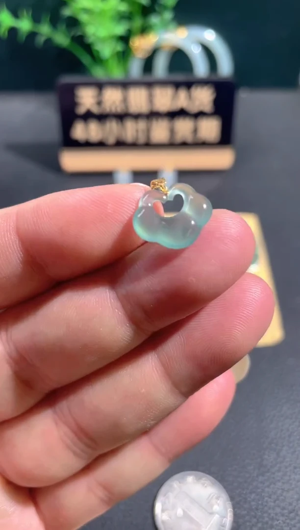 翡翠18K金镶嵌颈饰翡翠