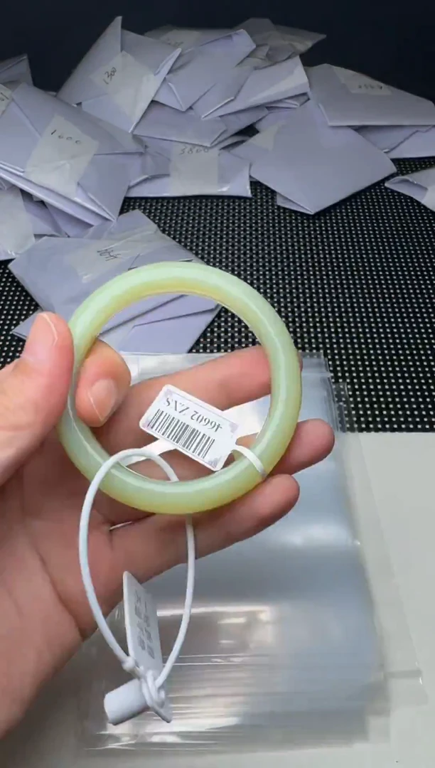 颈饰未镶嵌和田玉手镯