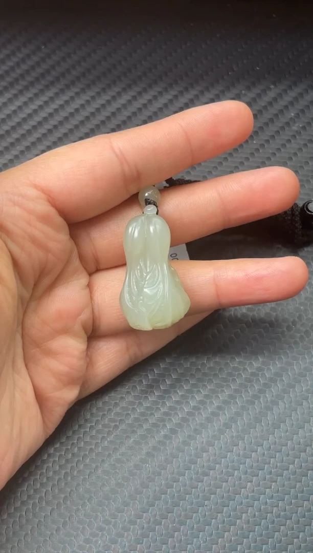 吊坠(赠链)未镶嵌和田玉且末微色差近矿吊坠