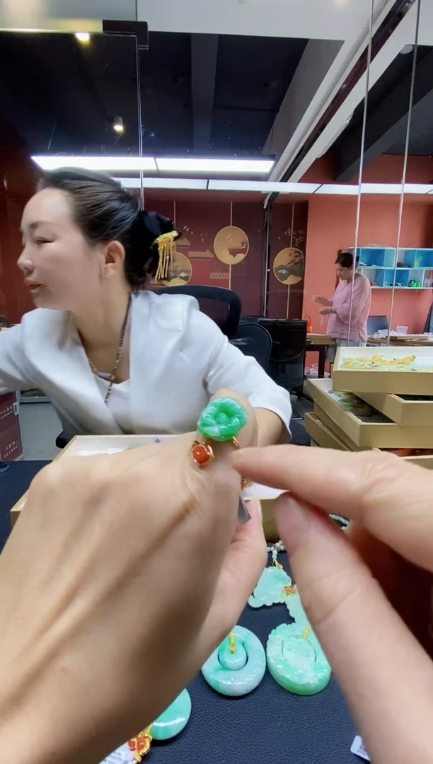 颈饰未镶嵌翡翠戒指