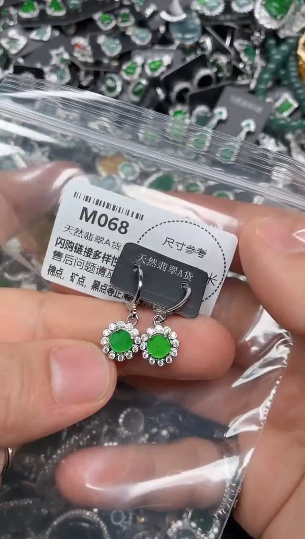 翡翠未镶嵌颈饰M068耳扣