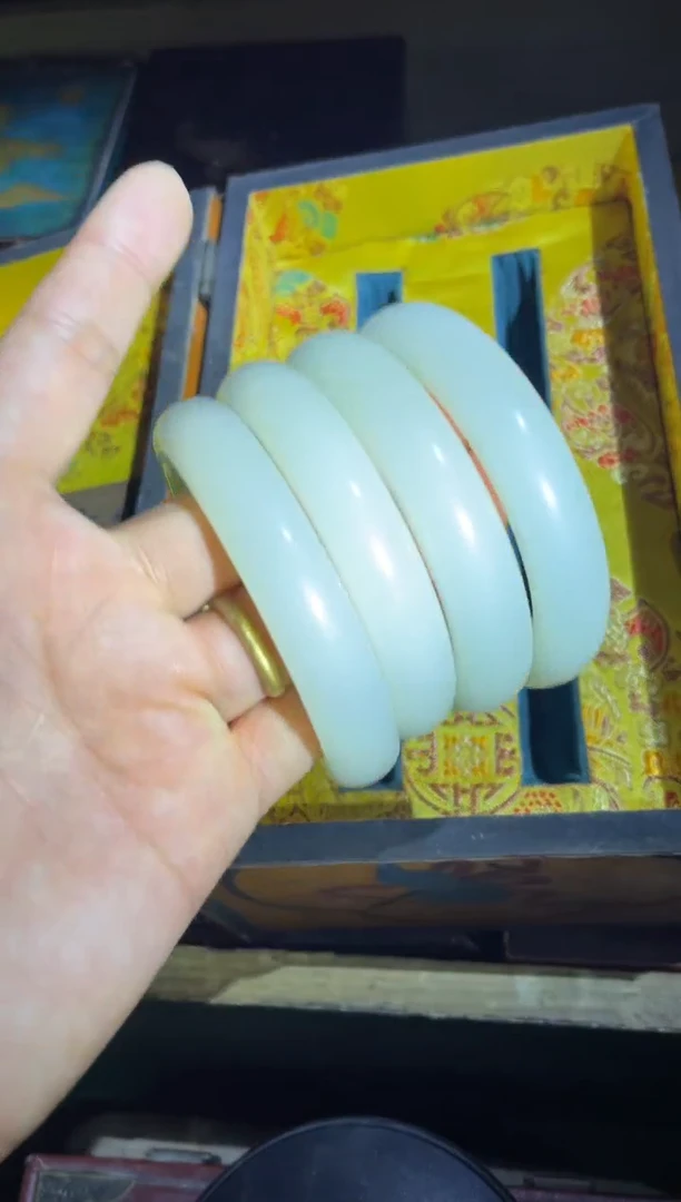 和田玉未镶嵌颈饰手镯四件一起给