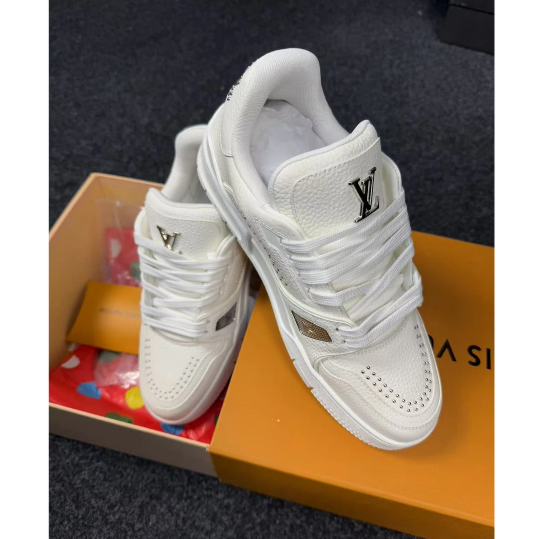 99新 LouisVuitton/路易威登 99新黑白铆钉款休闲板鞋时尚男士