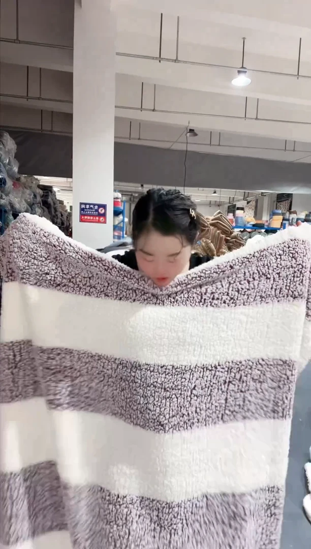 牛奶绒牛奶绒主播手上展示产品