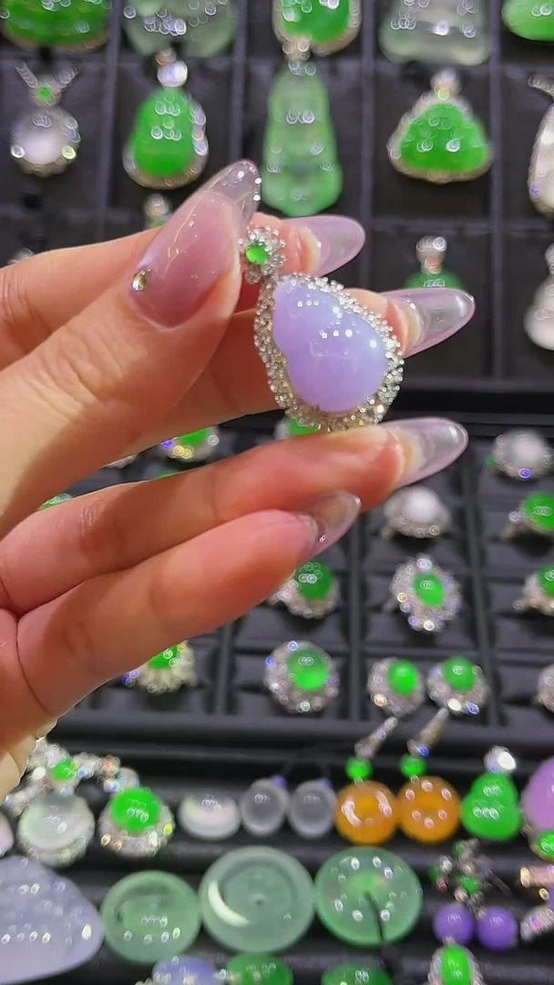 颈饰18K金镶嵌翡翠吊坠