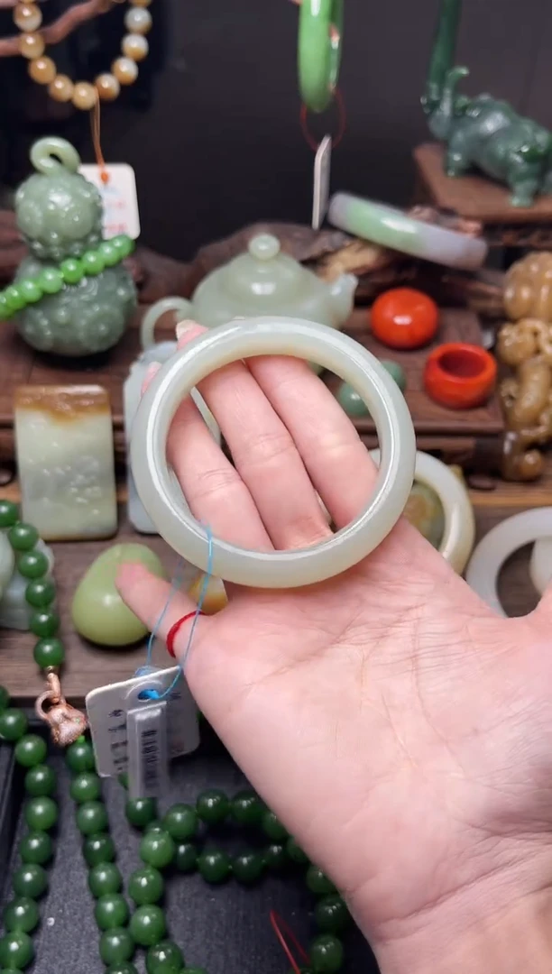 和田玉手镯未镶嵌且末青白 55圈9010030