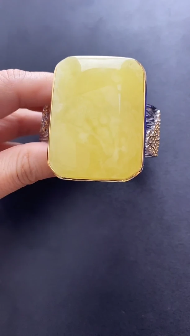 裸石琥珀未镶嵌手镯