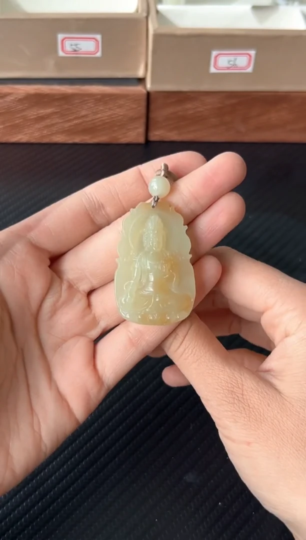 吊坠(赠链)未镶嵌和田玉若羌微色差