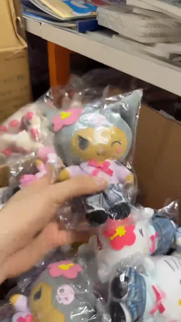 黑皮库洛米玩偶一个