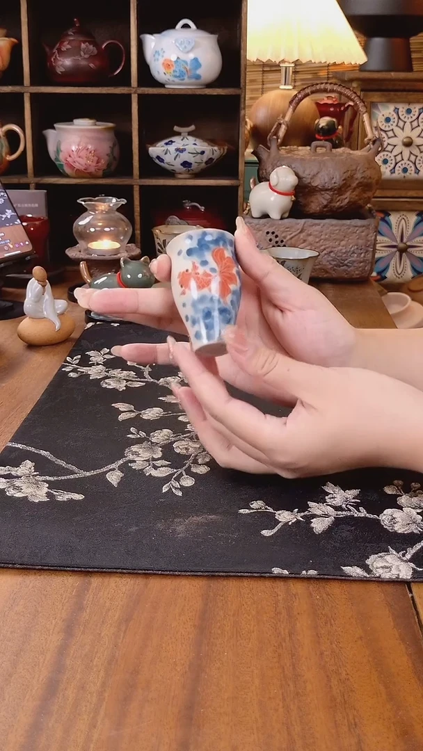 釉下手绘锦鲤美人杯