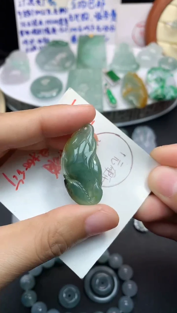 颈饰未镶嵌翡翠吊坠