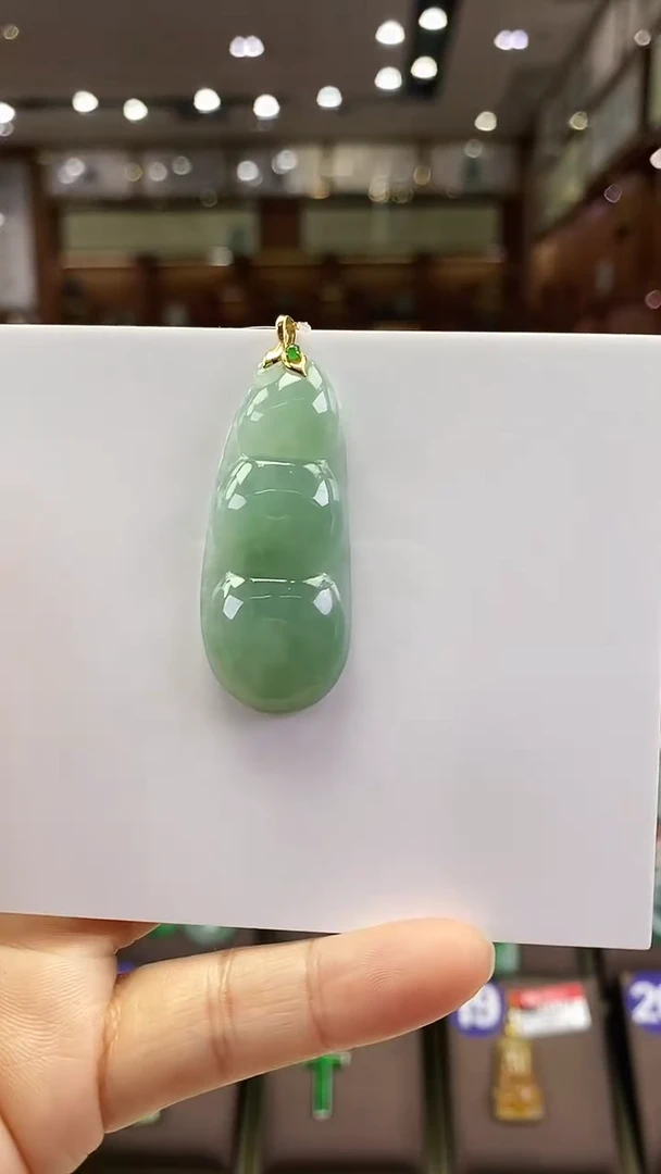 颈饰18K金镶嵌翡翠福豆