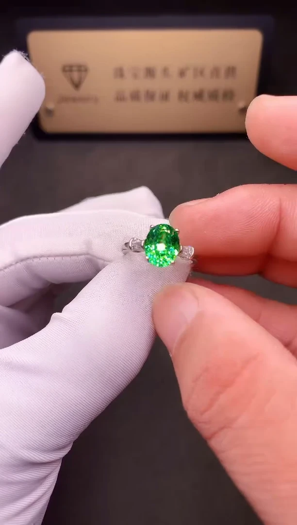 银S925镶嵌戒指石榴石（沙弗莱）······