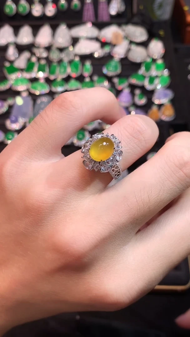 18K金镶嵌戒指翡翠高冰玻黄翡蛋面戒指