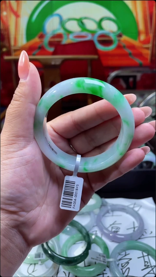 定制翡翠未镶嵌手镯
