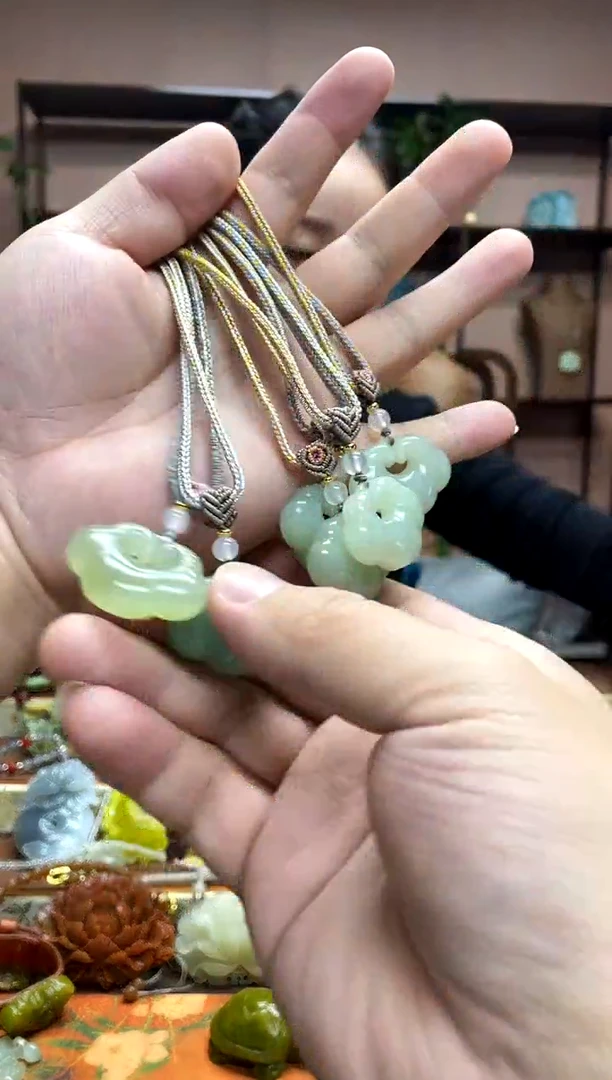 未镶嵌岫玉吊坠多样性发货发其中之一