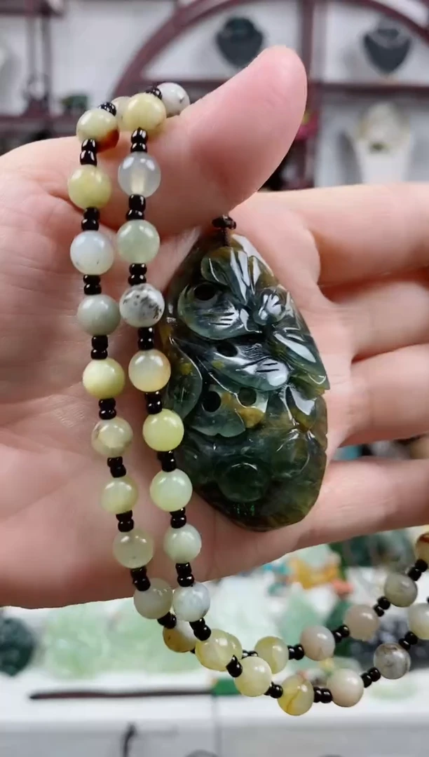 未镶嵌岫玉颈饰聚宝盆