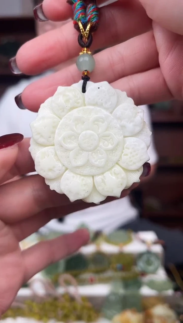 未镶嵌蛇纹石玉颈饰`