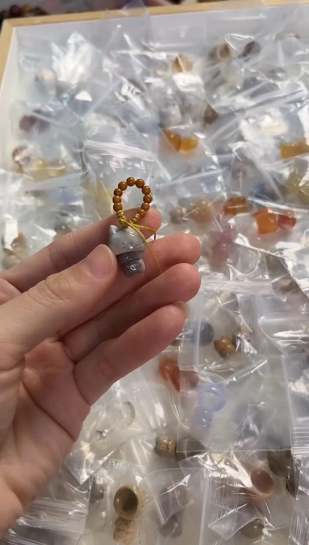 未镶嵌手串石英质玉（阿拉善玉）阿拉善玉躲猫猫吊坠多样性发货其一