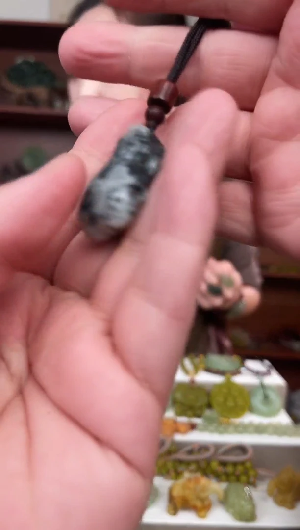 未镶嵌蛇纹石玉颈饰·