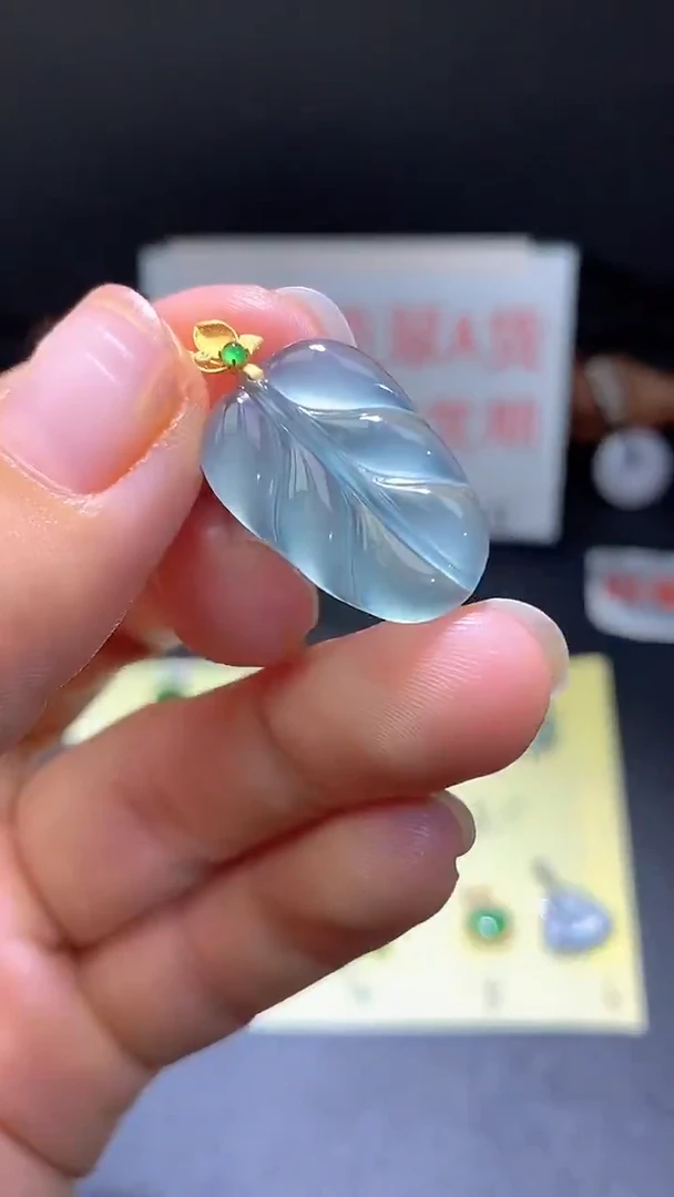 翡翠18K金镶嵌颈饰翡翠吊坠