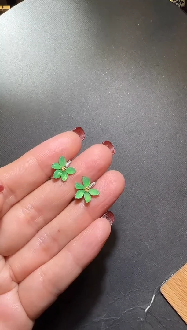 18K金镶嵌翡翠耳饰翡翠花朵耳扣