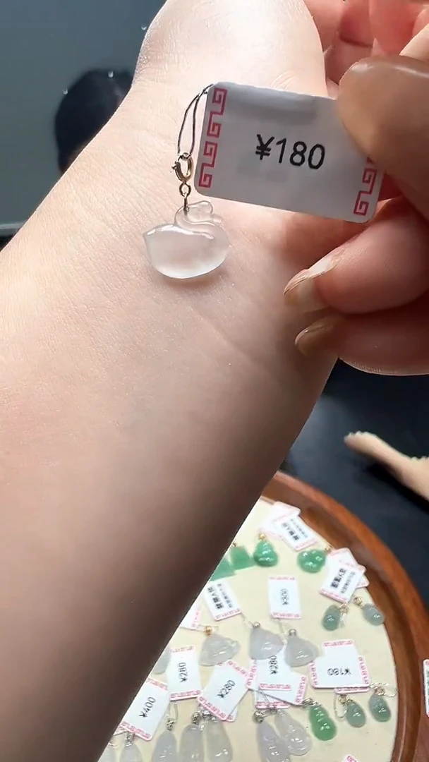 翡翠挂件18K金镶嵌天鹅