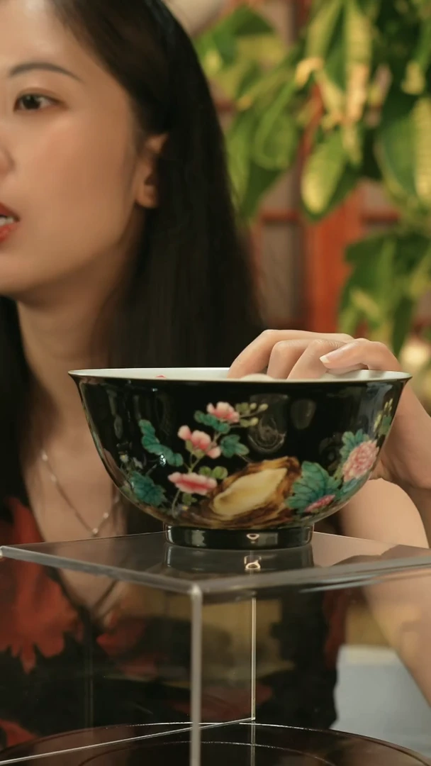 其他粉彩乌金釉牡丹宫碗一只