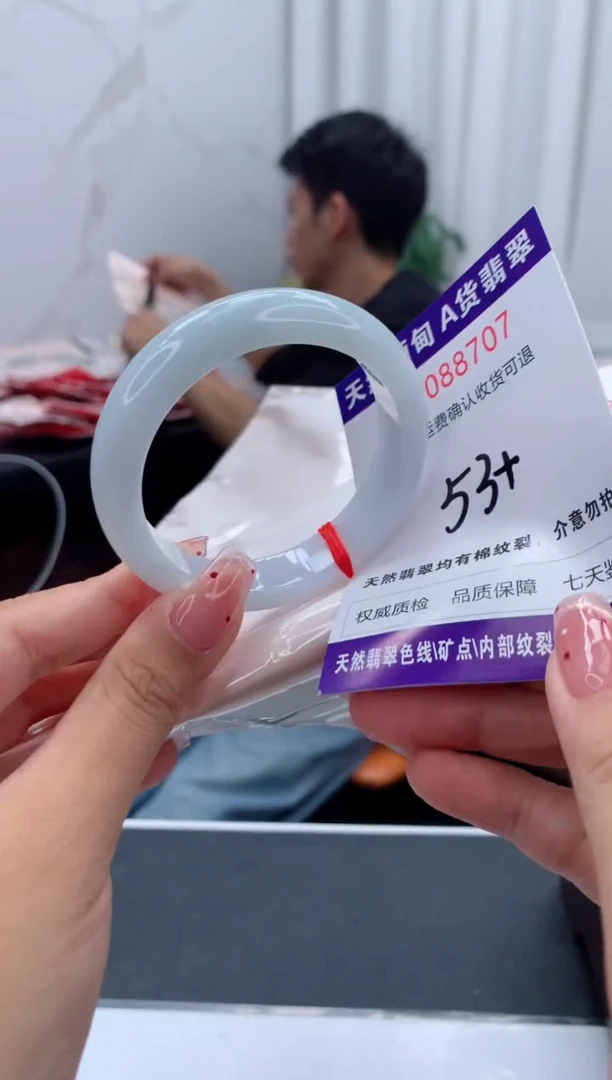 未镶嵌手镯翡翠有纹，完美者勿拍