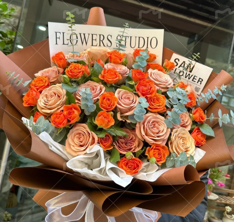 【A1 卡布10枝+红玫瑰10枝+爱丽丝+向日葵+蓝星花+黄英草】