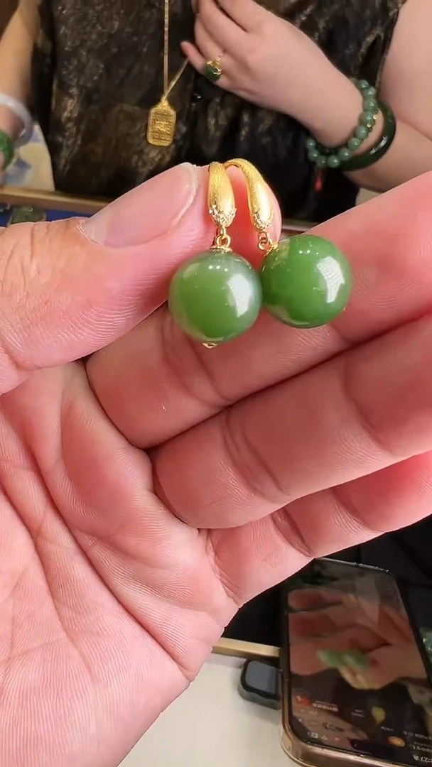 18K金镶嵌和田玉耳饰粉绿多样性发一HL14D07