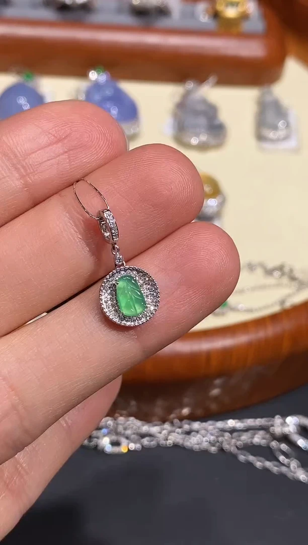 【闪购商品】翡翠颈饰18K金镶嵌吊坠