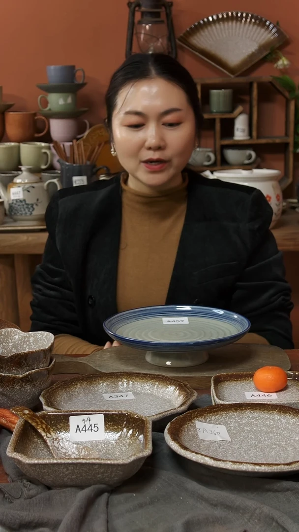 陶瓷A452  一只陶瓷手绘复古高足盘子可能微瑕