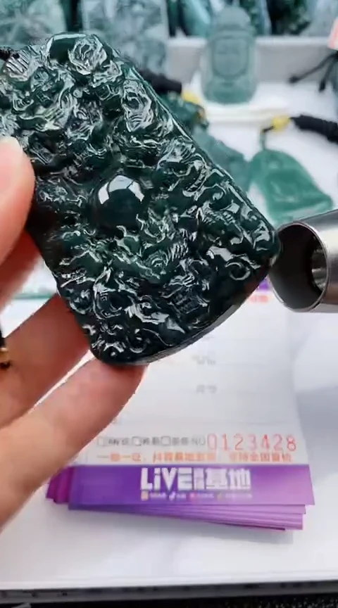 翡翠未镶嵌颈饰