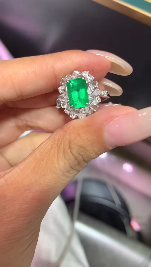 18K金镶嵌戒指祖母绿2.12CT