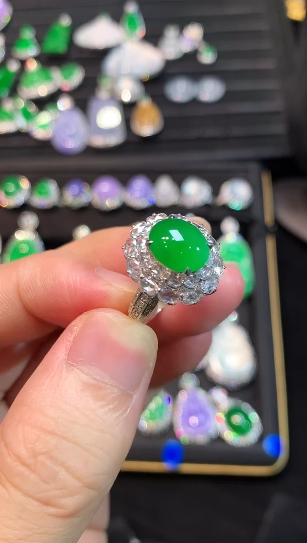 18K金镶嵌戒指翡翠高冰正阳满绿蛋面戒指