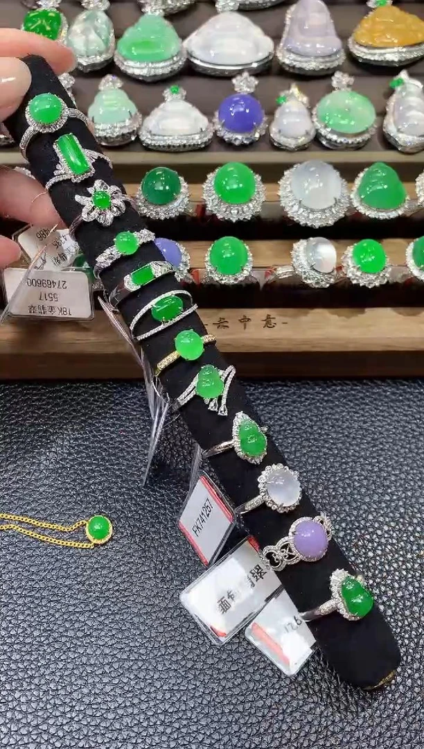 18K金镶嵌翡翠戒指-彩虹盘