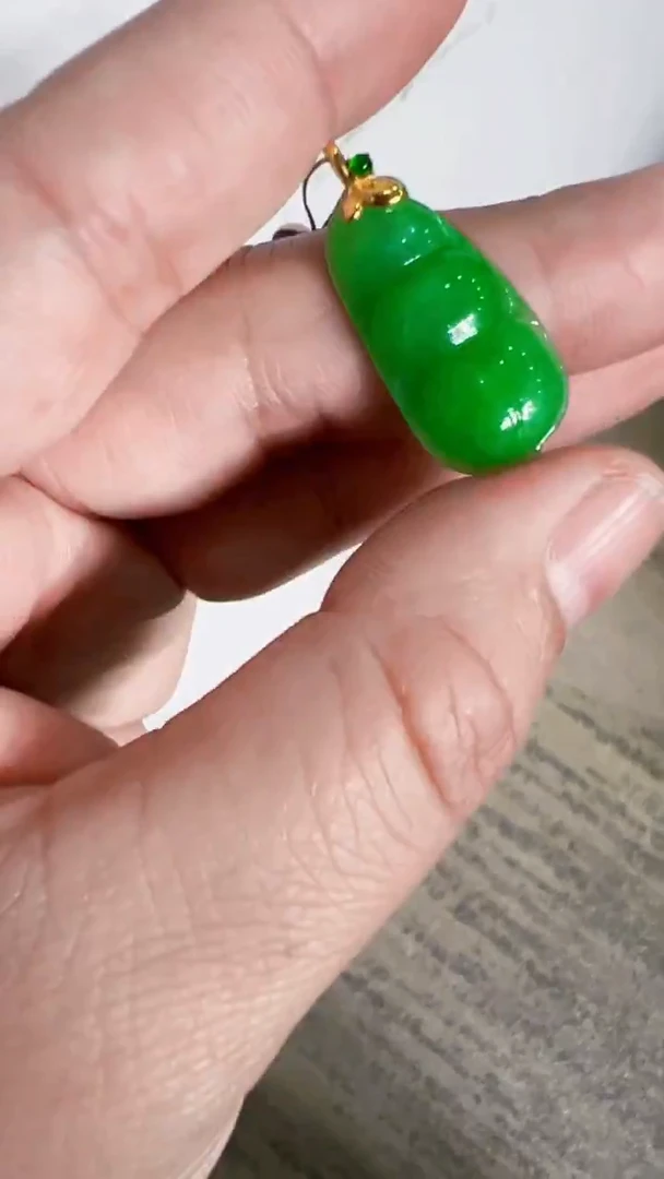 颈饰18K金镶嵌翡翠豆