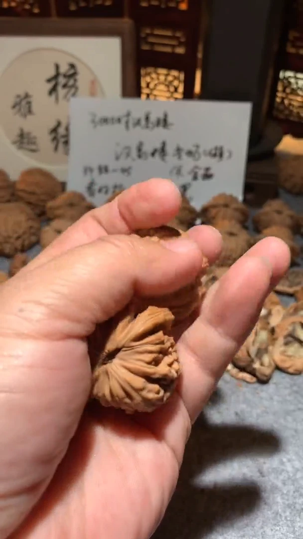 文玩核桃把件【核缘雅趣】39左右汉高楼，同尺寸随机发