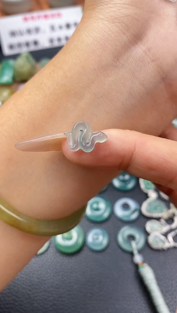 颈饰未镶嵌翡翠小蛇