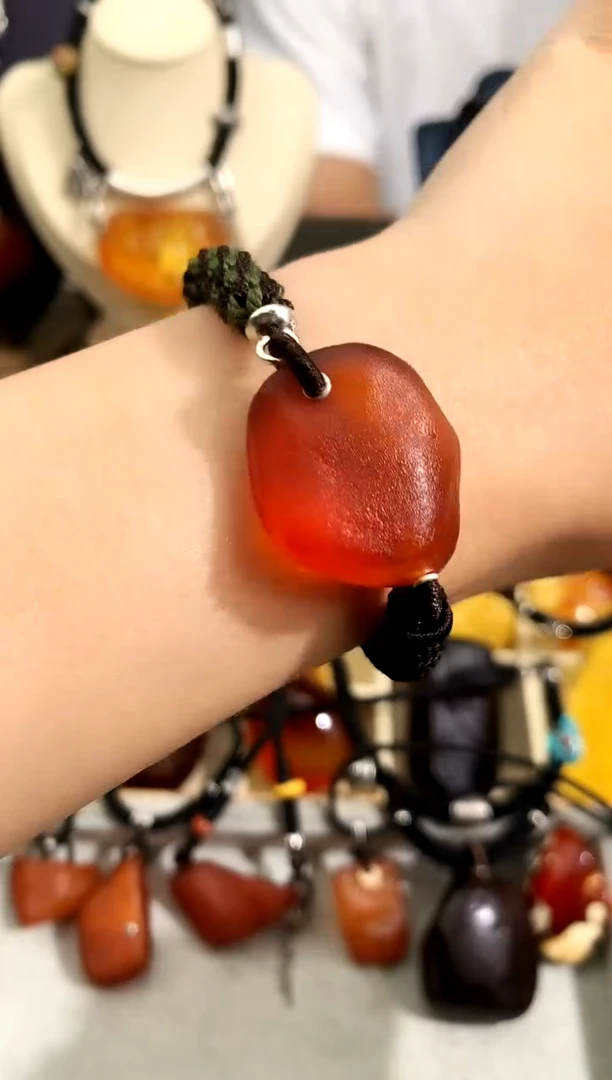 未镶嵌琥珀裸石似玉