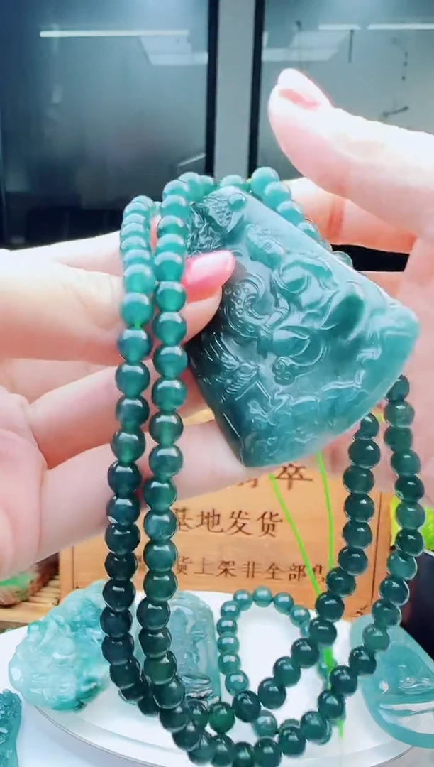 翡翠未镶嵌颈饰多样性发货其中一件