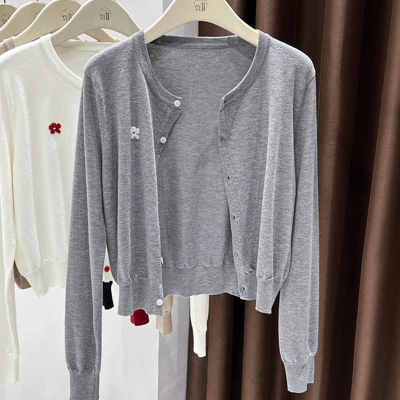 高级感圆领短款宽松毛衣开衫秋季新款简约长袖针织披肩刺绣花朵女