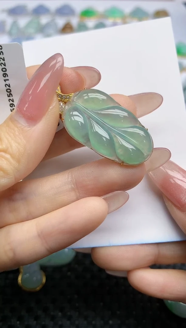 【闪购商品】翡翠挂件18K金镶嵌天然翡翠A货24