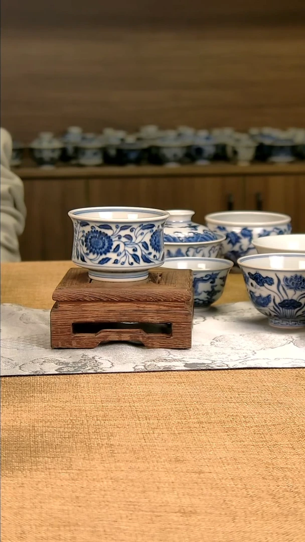 缠枝花卉束腰马蹄杯（有开片）（介意勿拍）