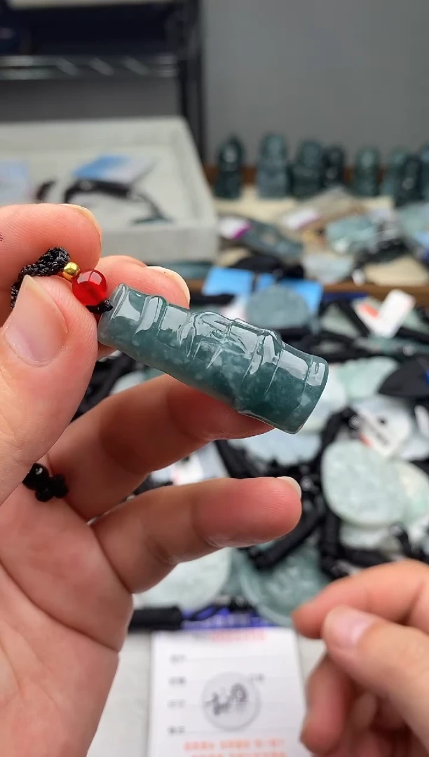 翡翠未镶嵌颈饰 多样性发其一